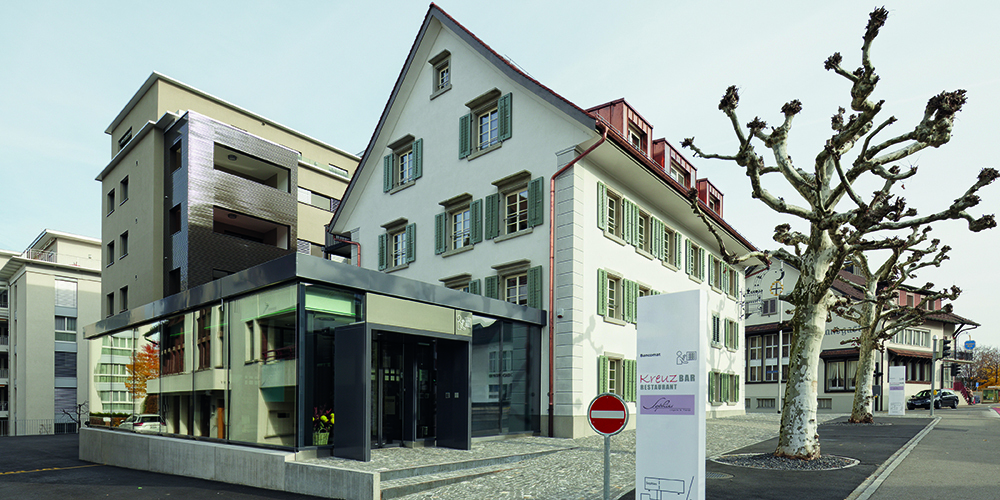 Die Zinspolitik der Nationalbank schlägt sich negativ auf das Halbjahresergebnis der Sparkasse Schwyz aus, im Bild die Geschäftsstelle in Altendorf.