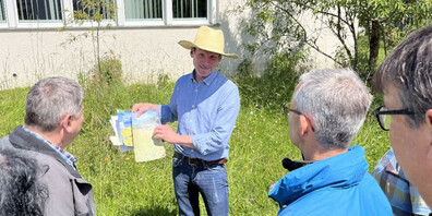 Heinz Schauwecker zeigt, wie das Kirchenareal biodiverser entwickelt wurde.