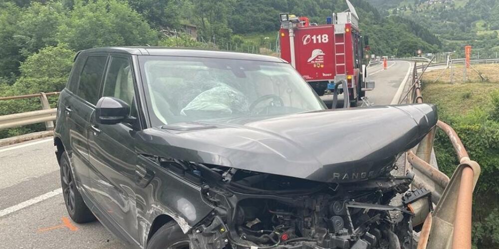 Die zwei Autos wurden durch den heftigen Aufprall mehrere Meter über die Fahrbahn geschleudert.
