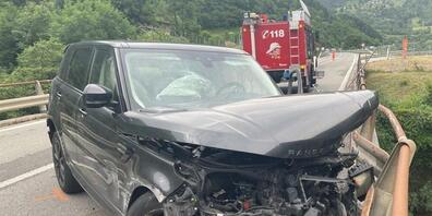 Die zwei Autos wurden durch den heftigen Aufprall mehrere Meter über die Fahrbahn geschleudert.