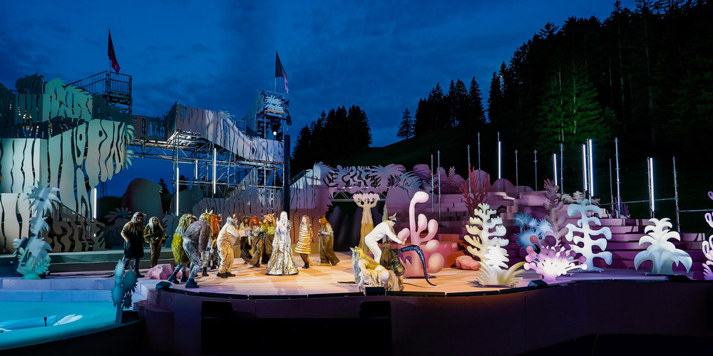 Uraufführung in wenigen Stunden: Die Darstellerinnen und Darsteller der Oper «The Fairy Queen» trotzen heute dem Wetter.