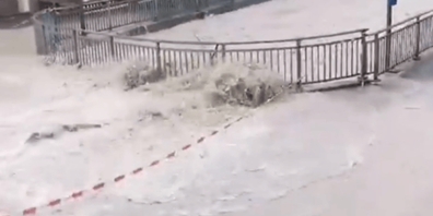 In Zermatt sind ganze Strassenzüge überschwemmt.