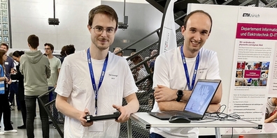 Davide Plozza (links) und Paul Joseph entwickeln einen hundegrossen Roboter.