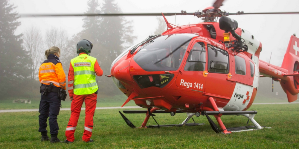 Nach der Erstversorgung durch den Rettungsdienst wurde der laut Polizei «eher schwer» verletzte Reiter von der Rega ins Spital geflogen. (Symbolbild)