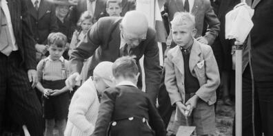 Kinder legen am 28. April 1946 vor den Augen des Initianten Walter Robert Corti (rechts) den Grundstein für das Kinderdorf Pestalozzi in Trogen AR. (Archivbild)
