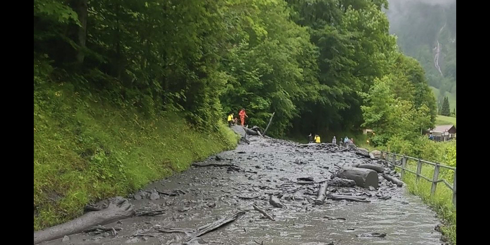 Erdrutsch in Weisstannen: Die Strasse war für einige Stunden gesperrt.