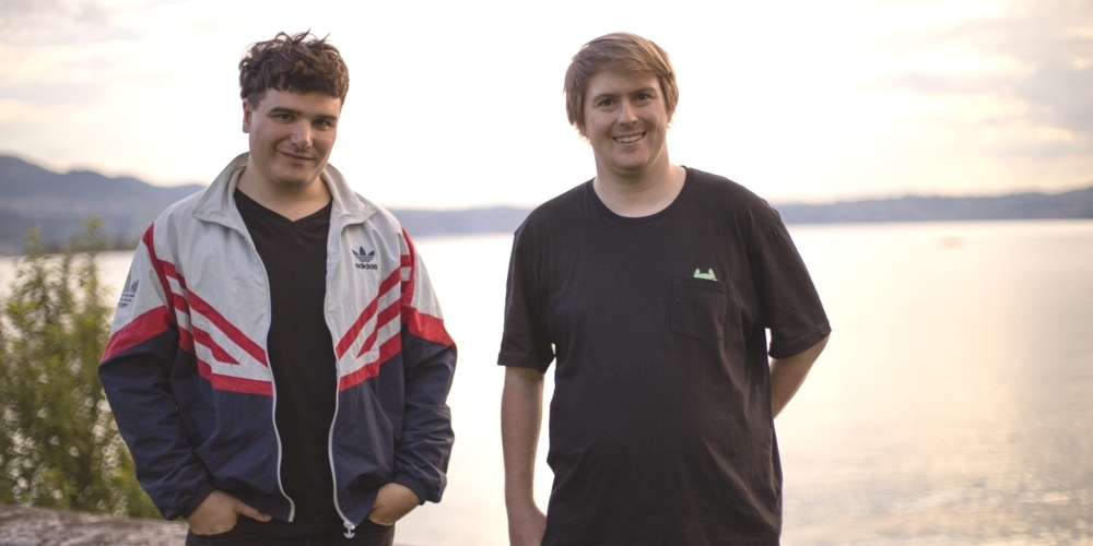 Die beiden Organisatoren auf dem künftigen Festivalgelände in Rapperswil: Aaron Keller (l.) und Moritz Schmid.