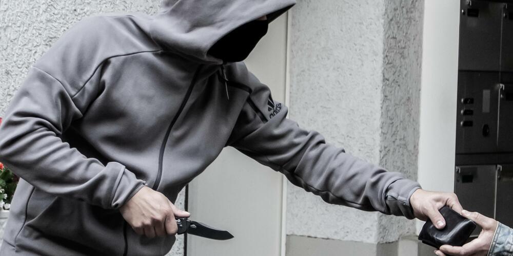 Mit einem Messer erzwang der Jugendliche die Herausgabe von Wertgegenständen (Symbolbild)