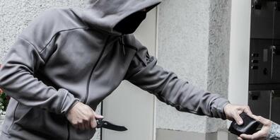 Mit einem Messer erzwang der Jugendliche die Herausgabe von Wertgegenständen (Symbolbild)