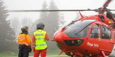 Ein Helikopter der Rega flog den verletzen Mann in ein Spital. (Symbolbild)