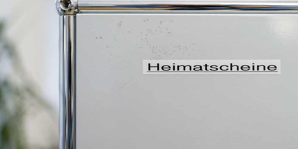 Schweizerinnen und Schweizer sollen im Kanton Schwyz bei einem Wohnsitzwechsel den Heimatschein nicht mehr in der Niederlassungsgemeinde hinterlegen müssen. (Archivbild)