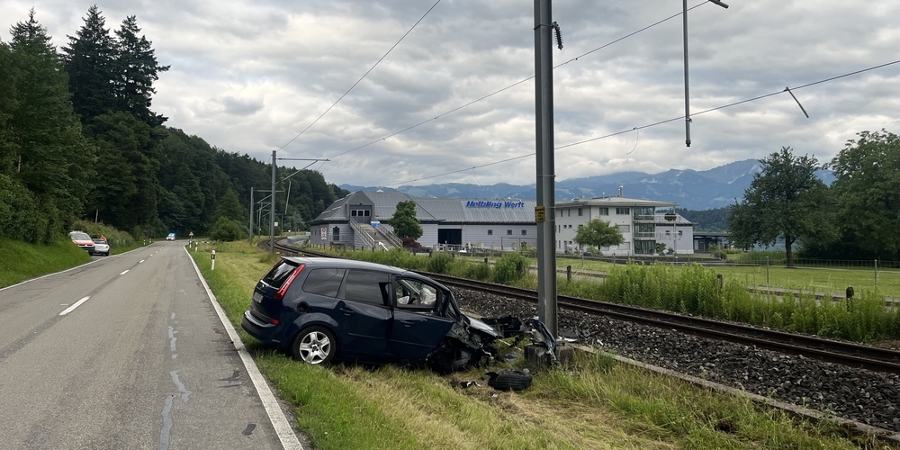 Bei einem Überholmanöver verlor der 25-jährige Lenker dieses Autos die Kontrolle, kam von der Strasse ab und prallte frontal gegen einen Strommast der Eisenbahn.