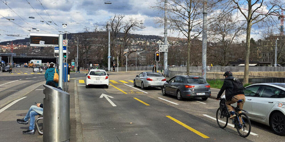 Velofahrerinnen und Velofahrer erhalten hier bald mehr Platz: Die Stadt Zürich hebt eine der Autospuren auf.