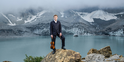 Passend zum Motto «Grün!» der diesjährigen Konzertreihe von Schaffhausen Klassik 2024/25 schmückt dieses Bild vom «Artist in Focus», dem Violinisten Sebastian Bohren, in der Natur die Titelseite des Programmhefts.