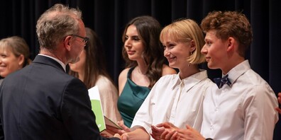 Rektor Prof. Dr. Horst Biedermann gratulierte den 218 Absolventen.