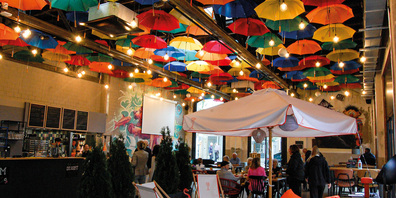 Hereinspaziert ins neue Héroult 1888. Das Lokal dient aktuell als Public Viewing für die EM-Spiele, aber bietet auch kulinarische Köstlichkeiten, welche auch Streetfood umfassen. Mit der Brasserie soll das Rivi zusätzlich belebt werden.