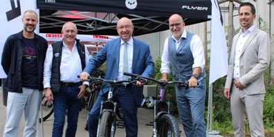 Sie tragen die „Mobilitätsallianz“ mit, von links:  Marc Stoffel (Mobilitätsallianz), Christof Oswald (Bühler AG), Beat Tinner (Regierungsrat St. Gallen), Lucas Keel (Gemeindepräsident Uzwil) und Michel Pfirter (Tarifverbund Ostschweiz).