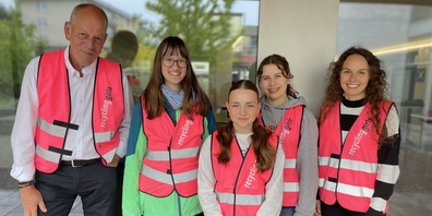 ZAB Bereichsleiter Urs Corradini (links) und Michèle Beerli (rechts), ZAB Assistentin Kommunikation/Marketing, mit den Recycling-Girls aus dem Planungsteam Tabea Würth, Mara Milosevic, Corina Brunner und Eliana Jöcker.
