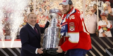 Captain Alexander Barkov nimmt die Trophäe aus den Händen von Liga-Kommissär Gary Bettman entgegen.