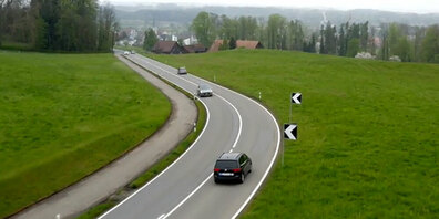 Im Kanton St.Gallen entscheiden die Stimmberechtigten ein weiteres Mal, wie hoch der Steuerabzug für Autopendler sein darf. (Archivbild)
