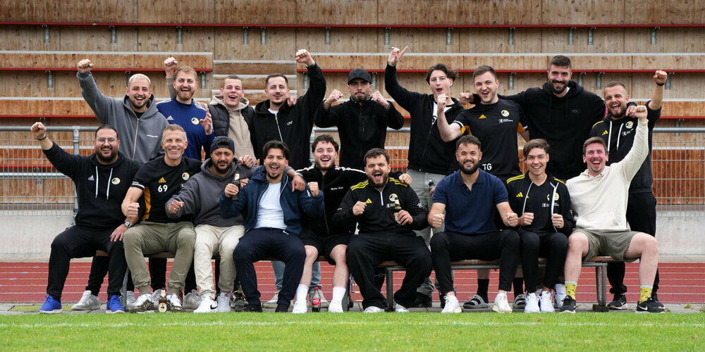 Die Spieler der dritten Mannschaft freuen sich über den Aufstieg in die 4. Liga.