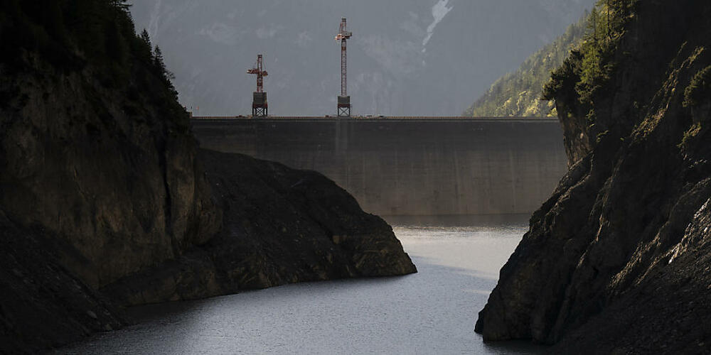 Blick auf den Gigerwald-Stausee mit den beiden Kranen, die bereits 2022 für die Arbeiten aufgebaut wurden. (Archivbild)