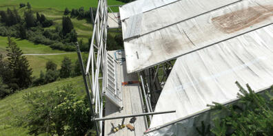 Der 50-jährige Mann stürzte durch die Kunststoffplane auf dem Dach auf einen Steinboden.