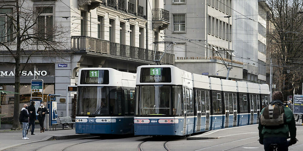 Der Zürcher Stadtrat lehnt eine Verbilligung des ÖV-Abos für alle Stadtzürcherinnen und Stadtzürcher ab. (Symbolbild)