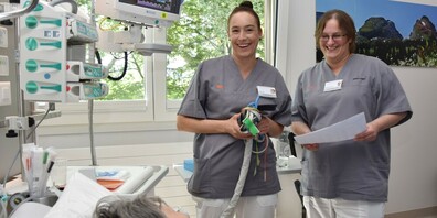 Grosse Freude über die erfolgreiche Zertifizierung der Intermediate Care Station des Spitals Wil: Leila Kammermann, Stationsleitung (links) und Dr. med. Gabriela Keller, ärztliche Leitung IMC.  