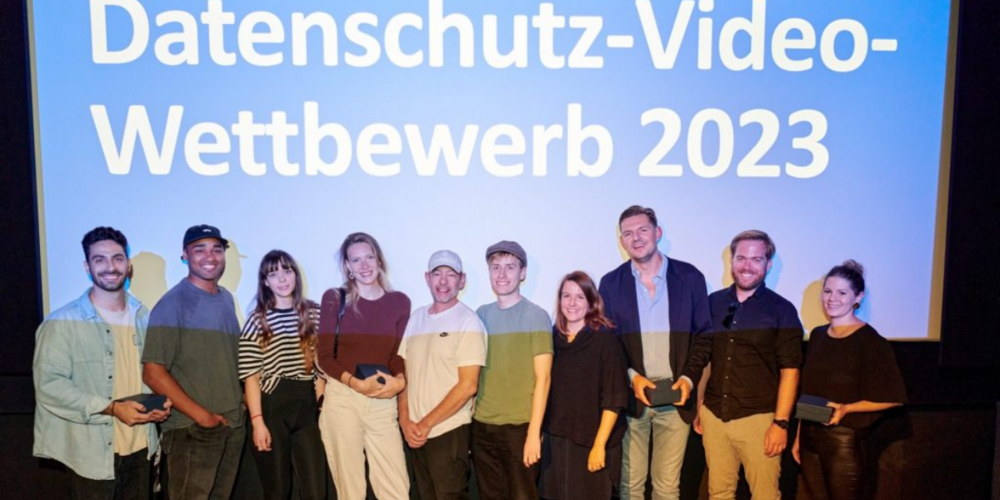 Die Gewinnerinnen und Gewinner des Datenschutz-Video-Wettbewerb 2023 lassen sich im Kino RiffRaff feiern. 