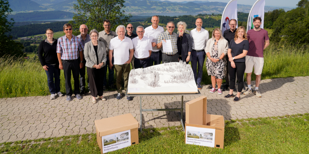 Gemeindepräsident Ernst Kocher (Mitte) übergab dem CEO Dr. Till Hornung die Baubewilligung für den Neubau der Klinik Wald, symbolisch mit zwei grossen Kartons.