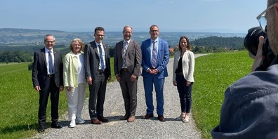 v.l.n.r. Staatsschreiber Dr. Paul Roth, Sonja Wiesmann Schätzle, Dominik Diezi, Regierungspräsident Walter Schönholzer, Urs Martin und Denise Neuweiler.