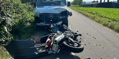 Ein Motorradfahrer wurde bei diesem Unfall mittelschwer verletzt.