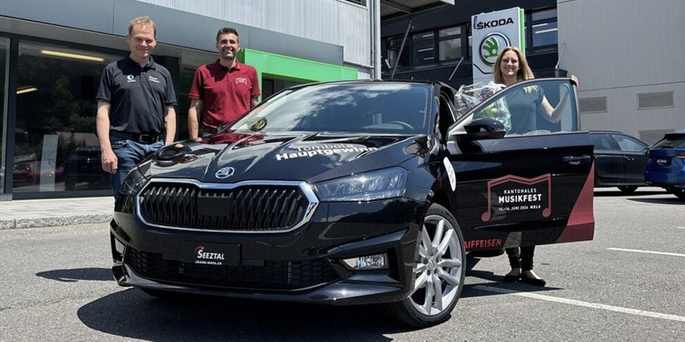 Freut sich über ein neues Auto: Denise Riederer nimmt von Thomas Hardegger und Marcel Kalberer (links) die Schlüssel für den Škoda Fabia Selection entgegen. 