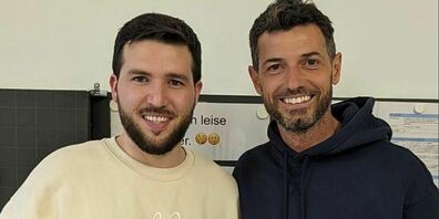 Blerim Džemaili (r.) zusammen mit Lehrer Rahman Dzambazi.