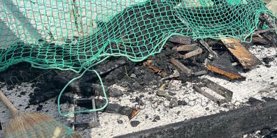 Auf dem Lieferwagen blieben verkohlte Reste des Sofas zurück.