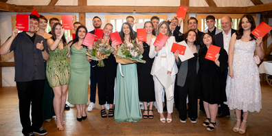 Die erfolgreichen Diplomandinnen und Diplomanden: vl. Sandro Fanigliulo, Elma Ceman, Elvira Gjura, Kilian Leone, Ylber Sadriu, Aurora Bektashi, Joel Gschwend, Ria Lüchinger, Emir Useini, Vesa Gashi, Lisa Rohner, Dionys Schett, Juliana Torres Pinto, Yanik Künzler, Romina Köppel, Yildrit Memeti, Sara Cerkezi, Alessio Celentano, Klassenvorstand Xaver Schneggenberger, Valentina Vuco.