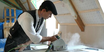 Mica Thonak, seit drei Monaten auf der Walz, hilft derzeit im Dachgeschoss des Stiftsbezirks St.Gallen tatkräftig mit.