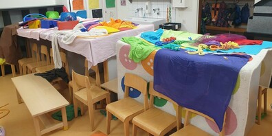 Mit Tüchern und Möbeln kann man bestens spielen – die Phantasie zaubert spannende Welten herbei. 