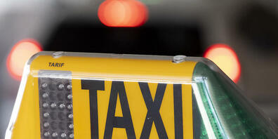 In der Stadt St. Gallen können neu auch App-basierte Dienstleister wie Uber Fahrten vermitteln. Ganz ohne Bewilligung geht es aber weiterhin nicht. (Archivbild)