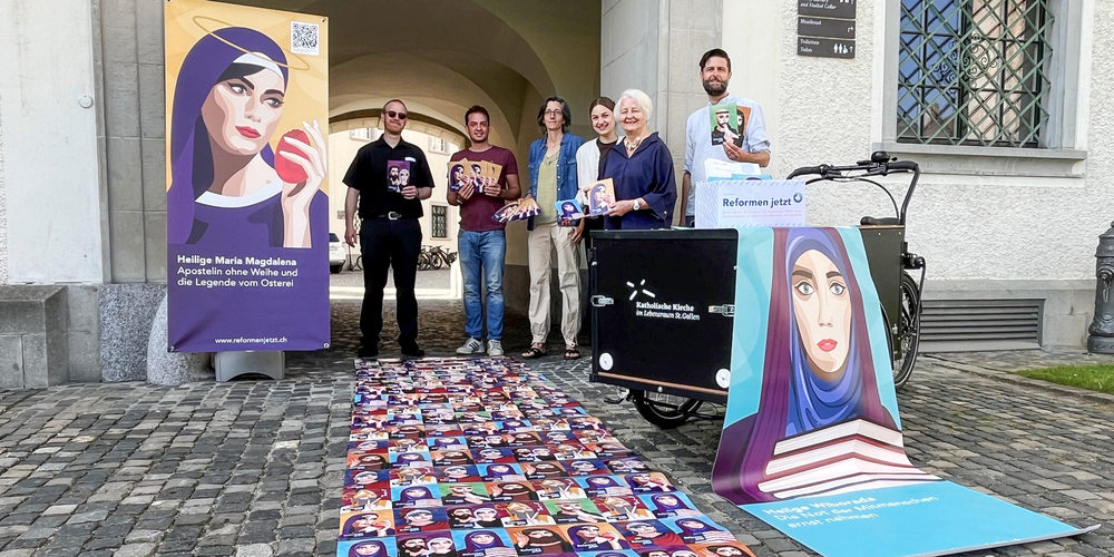 Ausschuss von «Reformen jetzt» vor der Übergabe der Postkarten (v.l.n.r.): Roman Rieger, Sebastian Schneider, Yvonne Joos, Elina Hitz, Claire Renggli und Matthias Wenk