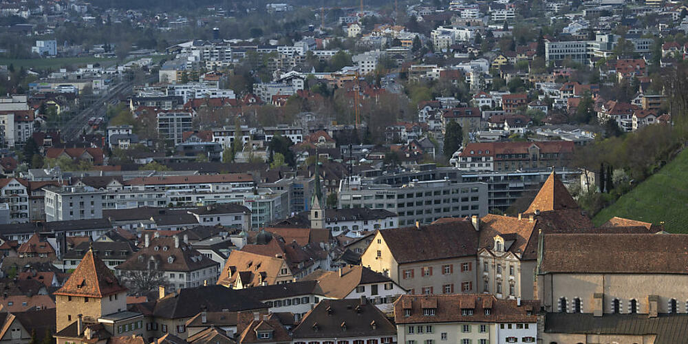Blick auf den Churer Hof mit der Kirche St. Maria Himmelfahrt und dem Bischöflichen Schloss dahinter. (Archivbild)