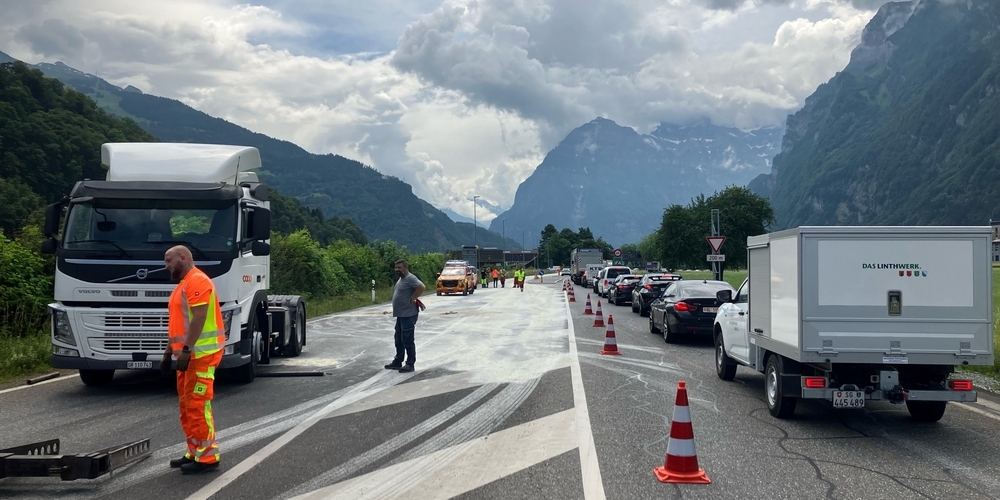 Die Strasse muss gereinigt werden.