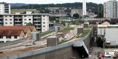 Ist die Einhausung für die Anwohnerinnen und Anwohner Segen und Fluch zugleich? Nach dem jahrelangen (Nacht)Baulärm folgen nun die Häuserabrisse und die Neubauten in der Umgebung – also nochmals Lärm und Unruhe. Zudem werden die neuen Wohnungen erfahrungsgemäss teurer, was sich längst nicht alle Schwamendingerinnen und Schwamendinger leisten können. 