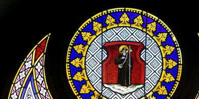 Glasfenster in der Werktagskapelle der St. Fridolinskirche in Glarus. (Archivbild)