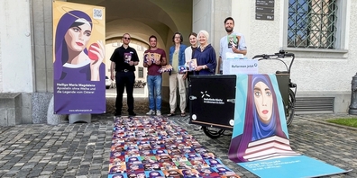 Ausschuss von «Reformen jetzt» vor der Übergabe der Postkarten: (v.l.) Roman Rieger, Sebastian Schneider, Yvonne Joos, Elina Hitz, Claire Renggli, Matthias Wenk.