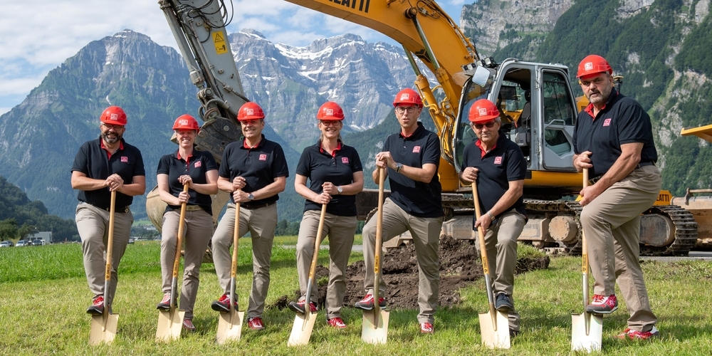 (v.l.) OK-Präsident Jakob Kamm, Katrin Egger, Bereichsleiterin Kommunikation und Marketing, Walter Hofmann, Geschäftsleiter, Tina Wintle, Ressortleiterin Medien, Urs Bachmann, Bereichsleiter Infrastruktur, Jacques Steinmann, Ressortleiter Bau und Hans-Ruedi Hauser, Präsident Trägerverein, haben mit dem Spatenstich die Bauarbeiten feierlich eröffnet.