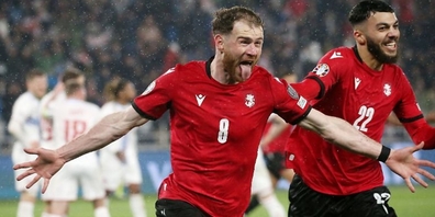 Kein Halten mehr: Zivzivadze (l.) und Mikautadse jubeln über den grössten Erfolg in der georgischen Fussball-Geschichte.