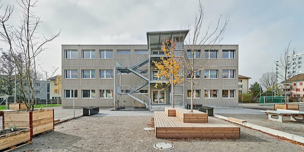 Diesen Holzmodulbau möchte die Gemeinde Rüti kaufen und in der Schulanlage Alpenblick integrieren. 