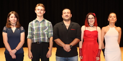 v.l.n.r.: Larissa Bodenmann aus Lömmenschwil, Adrian Streule, Soran Fadavi aus St.Gallen, Amanda Binder und Océane Bouzer-Bayle wurden vom Schreinerverband für ihre hervorragenden Leistungen an der Abschlussprüfung ausgezeichnet.